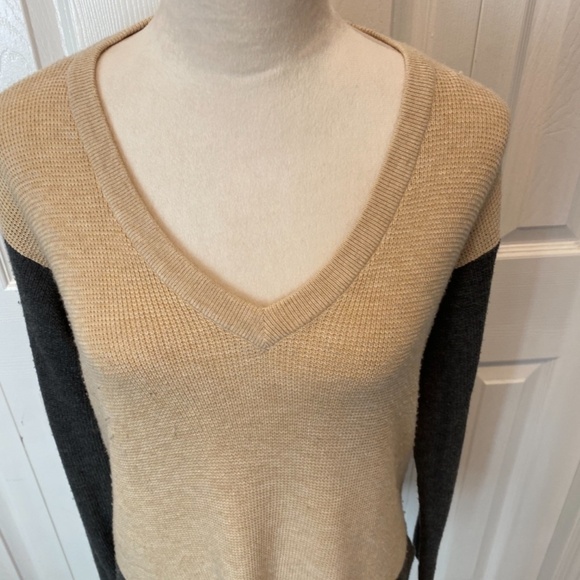 Women’s Size S Vince Camuto sweater - Picture 6 of 8
